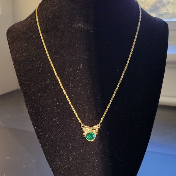 Vintage necklace with green faceted glittering stone - Picture 1 of 4